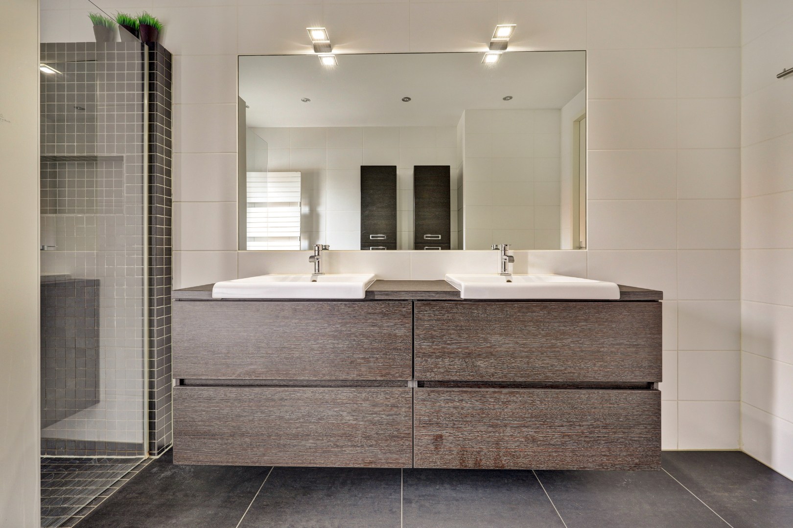 Luxe en royale 5-kamer 2-onder-1-kap woning met garage, eigen parkeerplaats, sauna én zonnige tuin op het zuiden en gelegen in een rustige straat! 