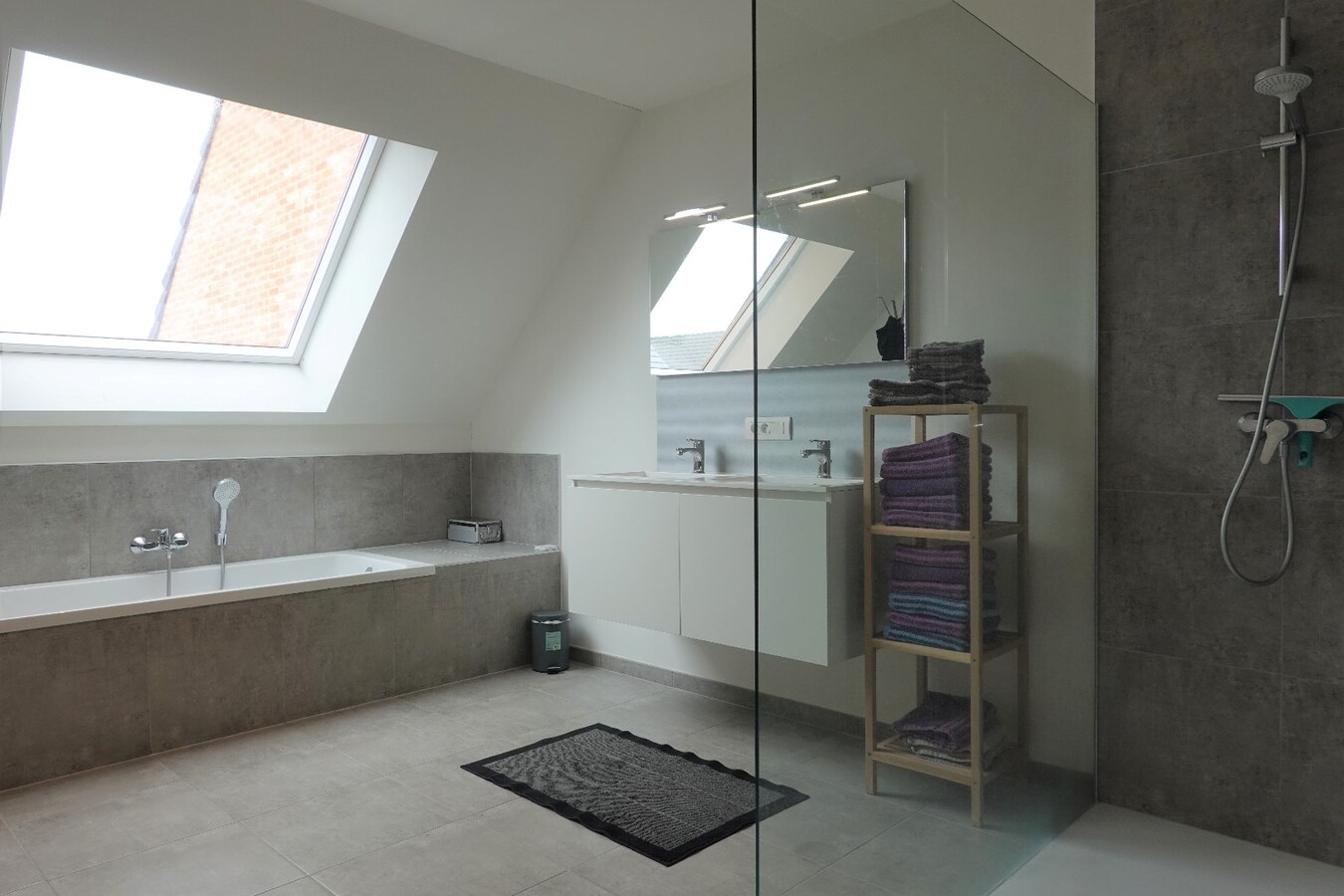 Halfopen nieuwbouw met inpandige garage 