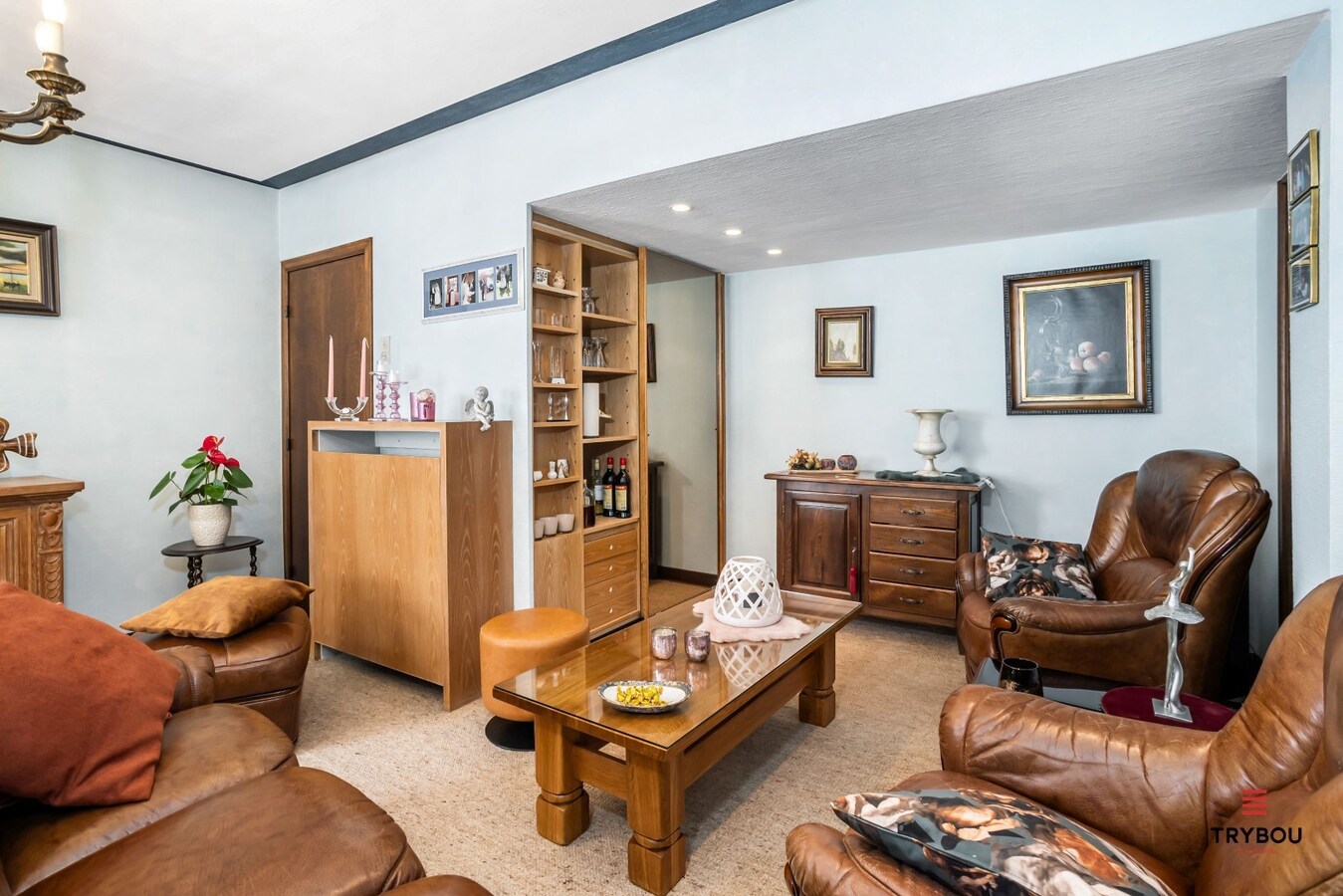 Centraal gelegen, halfopen woning met grote goed onderhouden tuin 