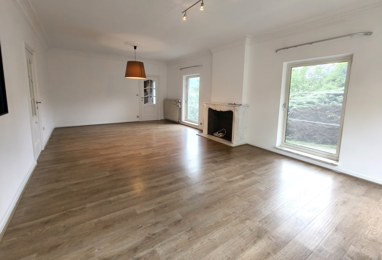 GELIJKVLOERS APPARTEMENT MET GARAGE 