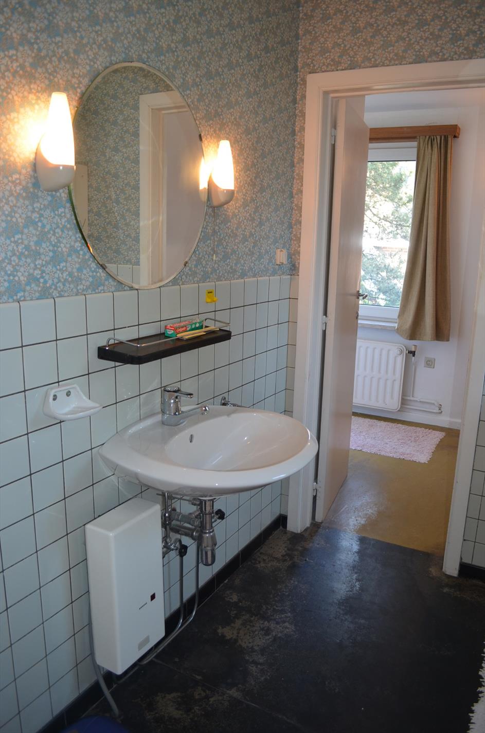 Te renoveren woning op 905m² commercieel gelegen te Eeklo 