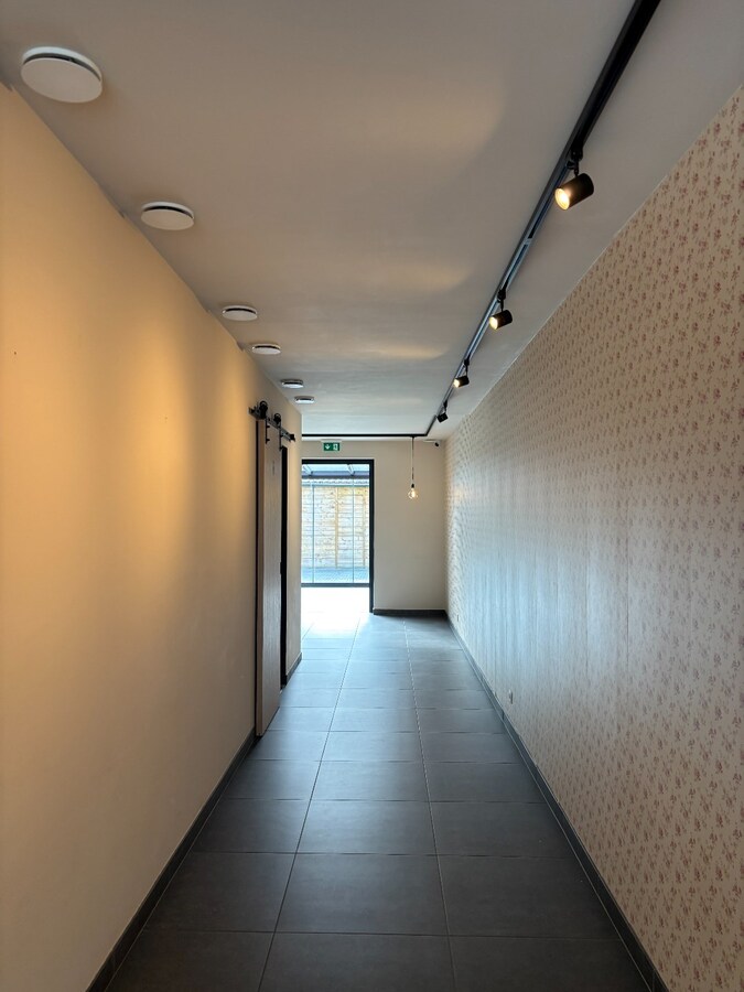 Instapklaar handelsgelijksvloers 90 m² met ruim terras  in het centrum Sint-Antonius naast Bpost. 