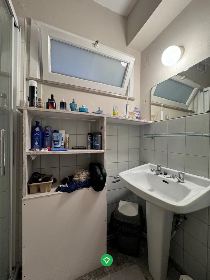 Opbrengsteigendom te koop met ruime garages in Oostende 