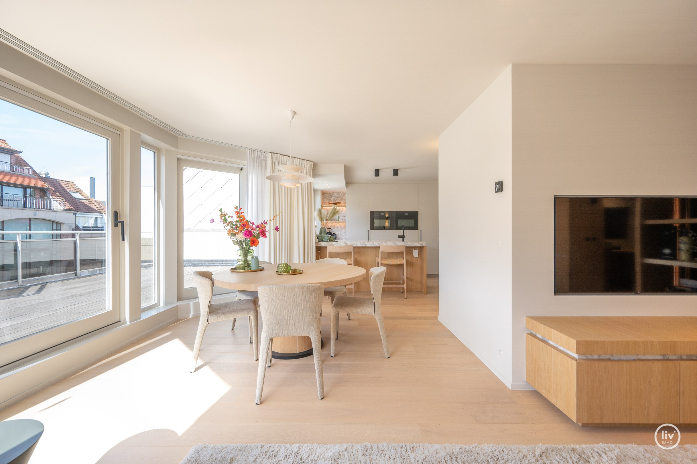 Parchtig afgewerkte penthouse met magnifieke terrassen van +/-40m2 en 3 ruime slaapkamers te Leopoldlaan gelegen. 