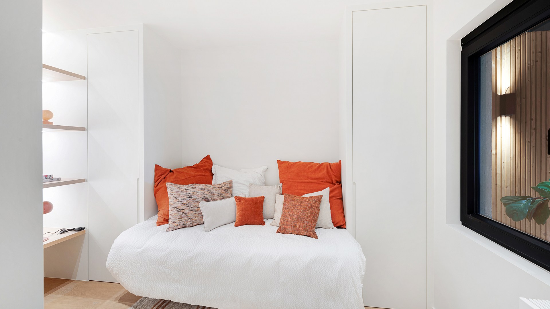 Op een absolute topligging aan de zeedijk in het Zoute bevindt zich dit prachtig gerenoveerde appartement op de eerste verdieping van een standingvolle residentie, met een gevelbreedte van 5,20 meter 