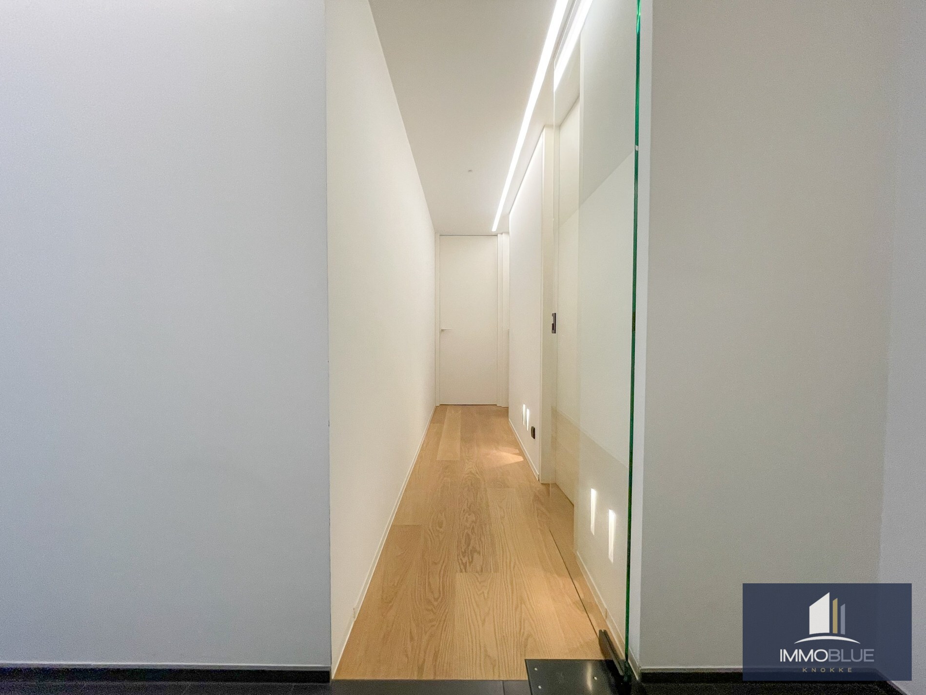 Uitzonderlijk, luxueus afgewerkt hoekappartement met frontaal zeezicht. 