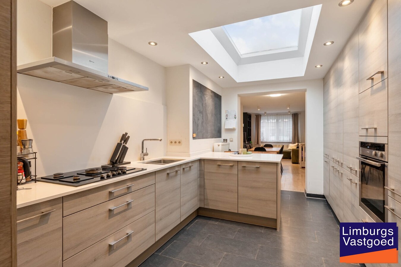 Stadswoning met 4 slpk, zuidgerichte tuin en garage, nabij kleine ring, station en Vredespark 