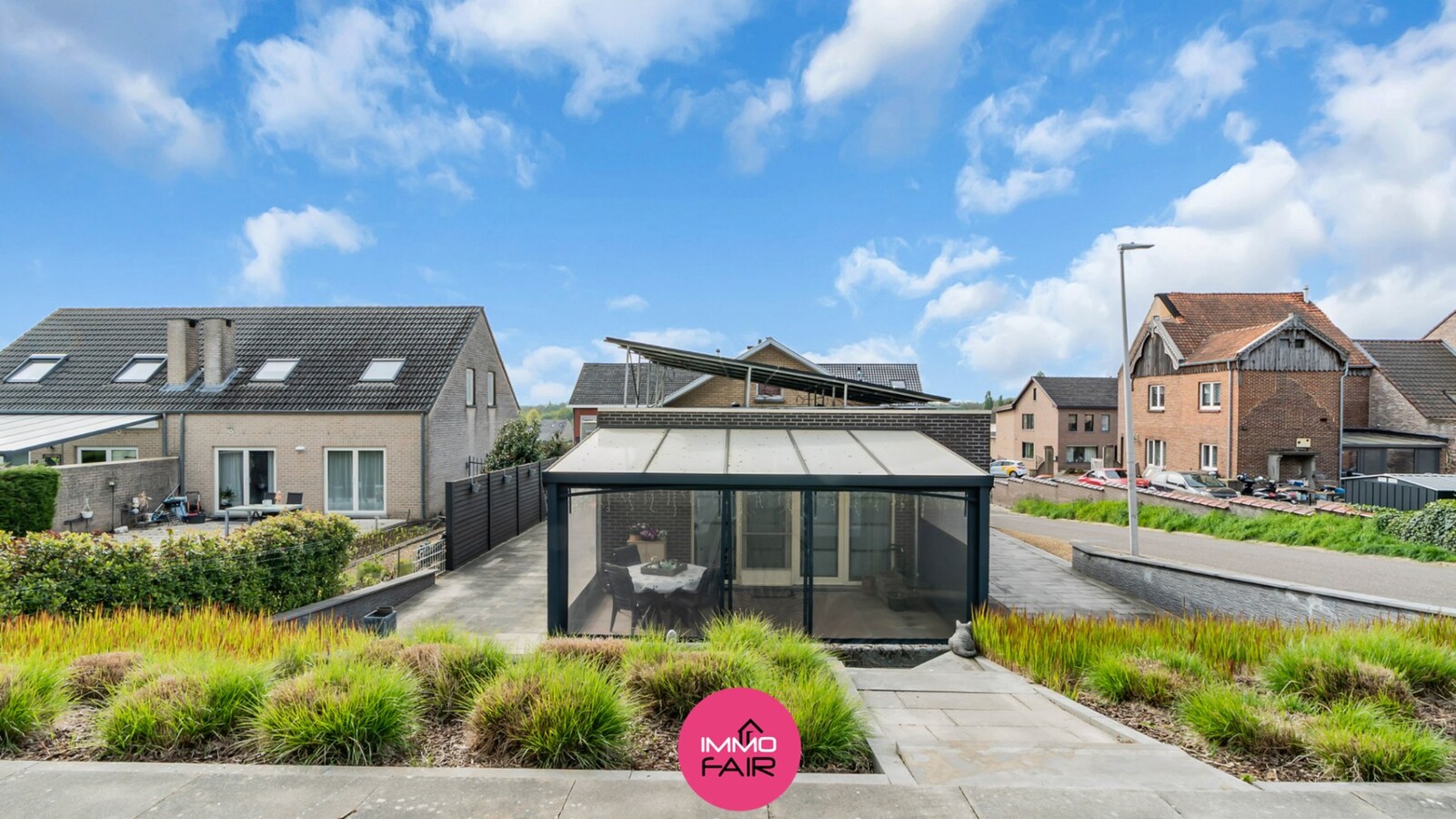 Instapklare bungalow met afzonderlijk garagegebouw 