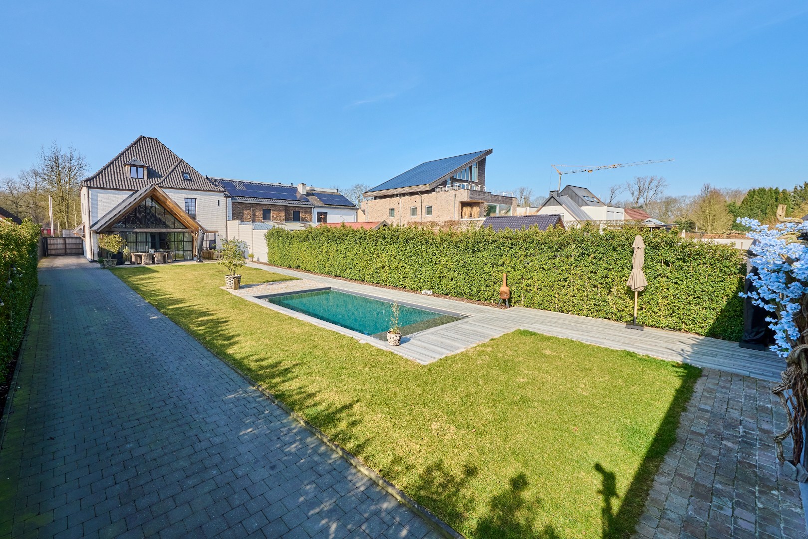 Verzorgde tuin met zwembad