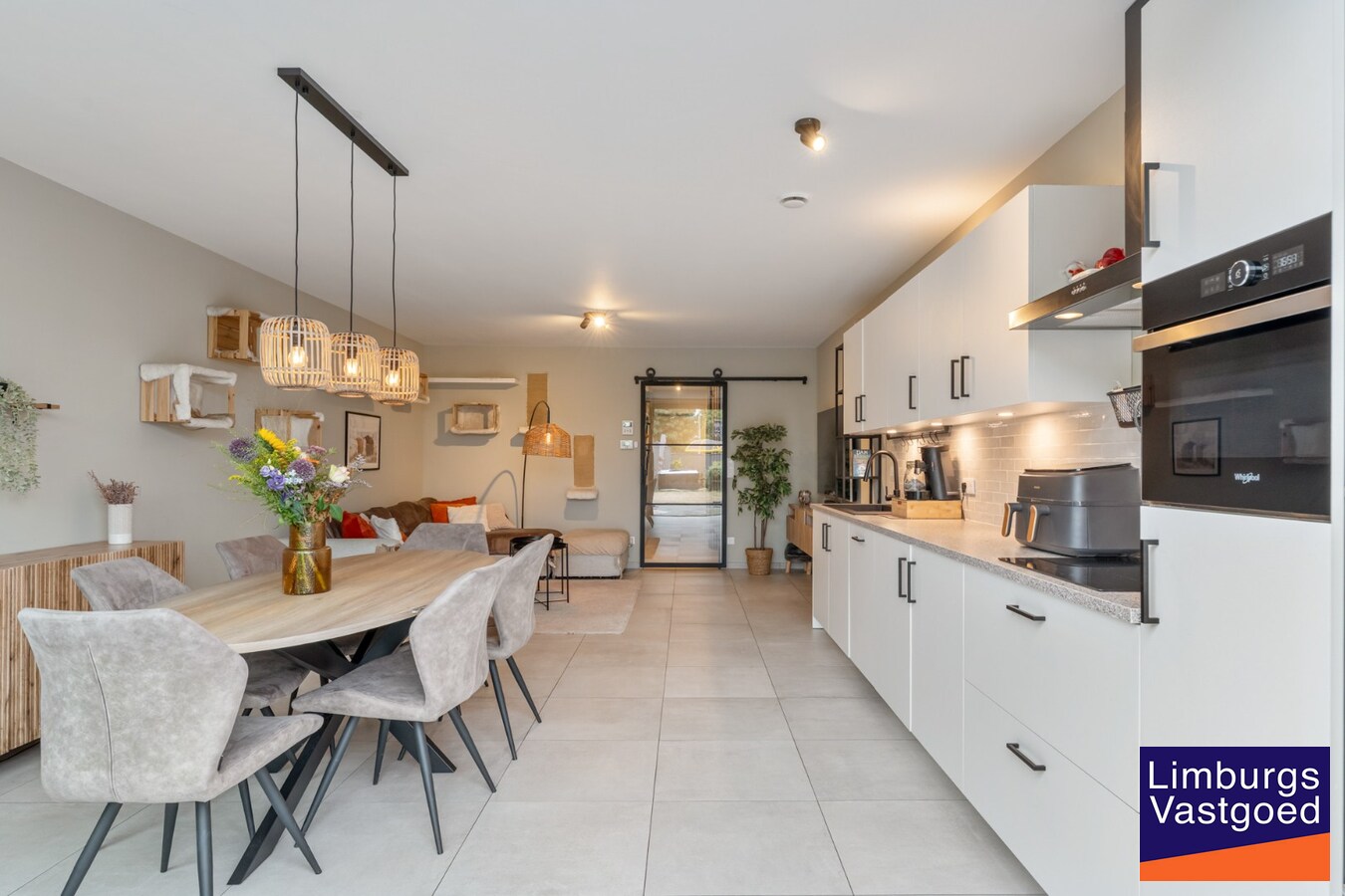 Gelijkvloers appartement (95m²), 2 slpk, ruim terras/tuin, autostaanplaats + kelderberging 
