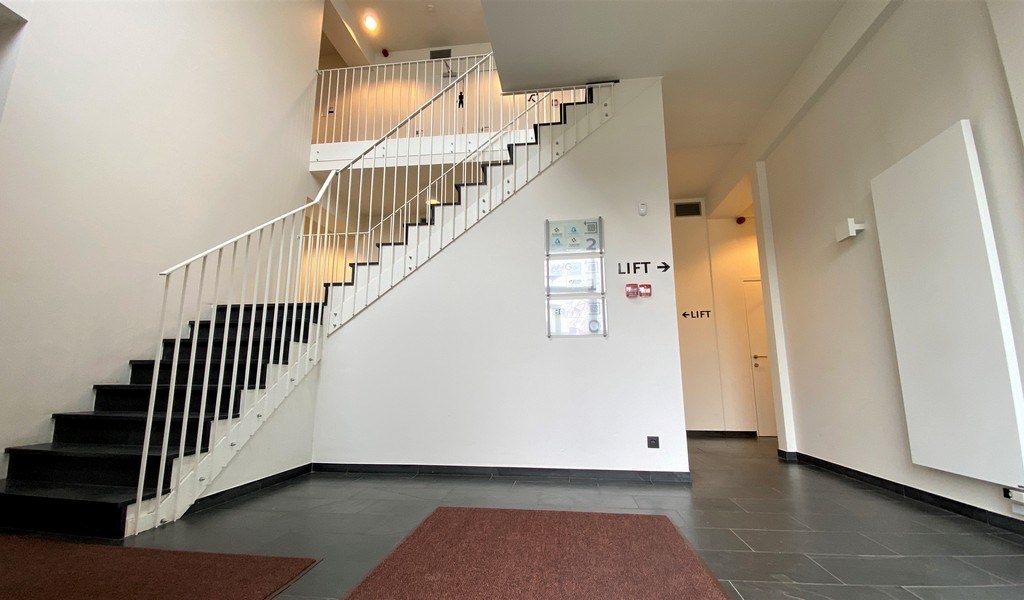 Ingedeelde kantoorruimte te huur aan oprit E40 in Sint-Denijs-Westrem