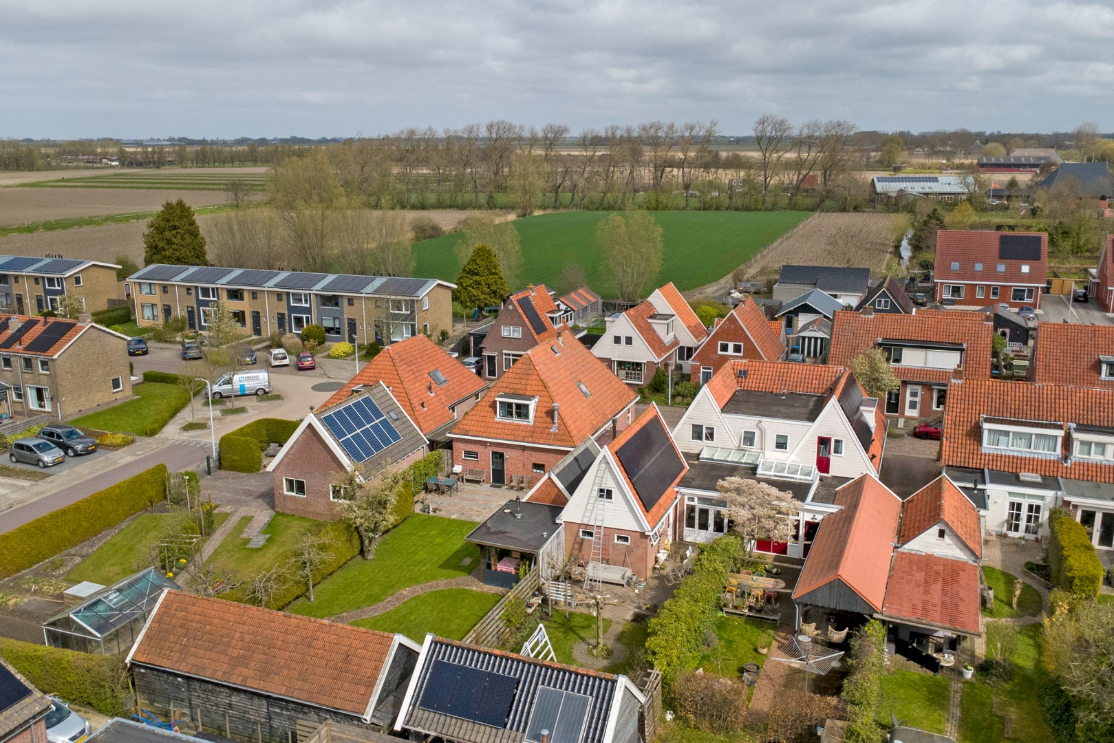 Vrijstaande woning met diepe zonnige tuin, overkapping en royale bijgebouwen 
