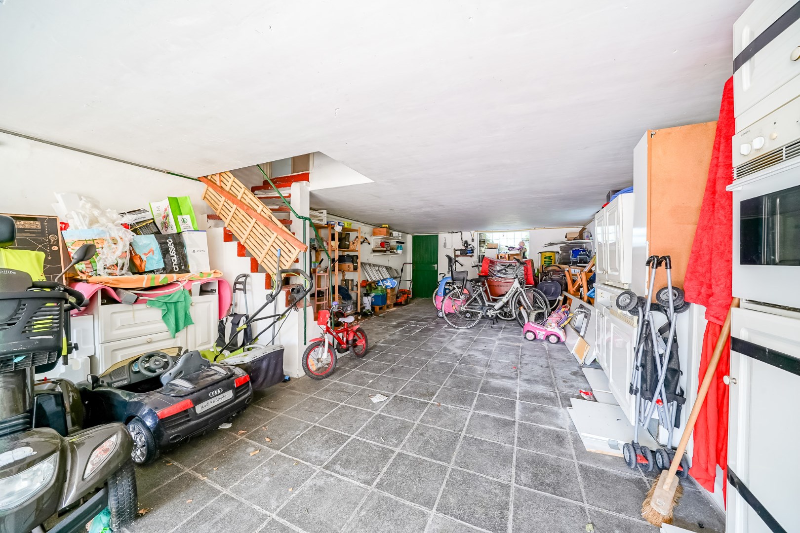 Opbrengstwoning met 2 verhuurde appartementen, tuin en 2 garages in Stene 
