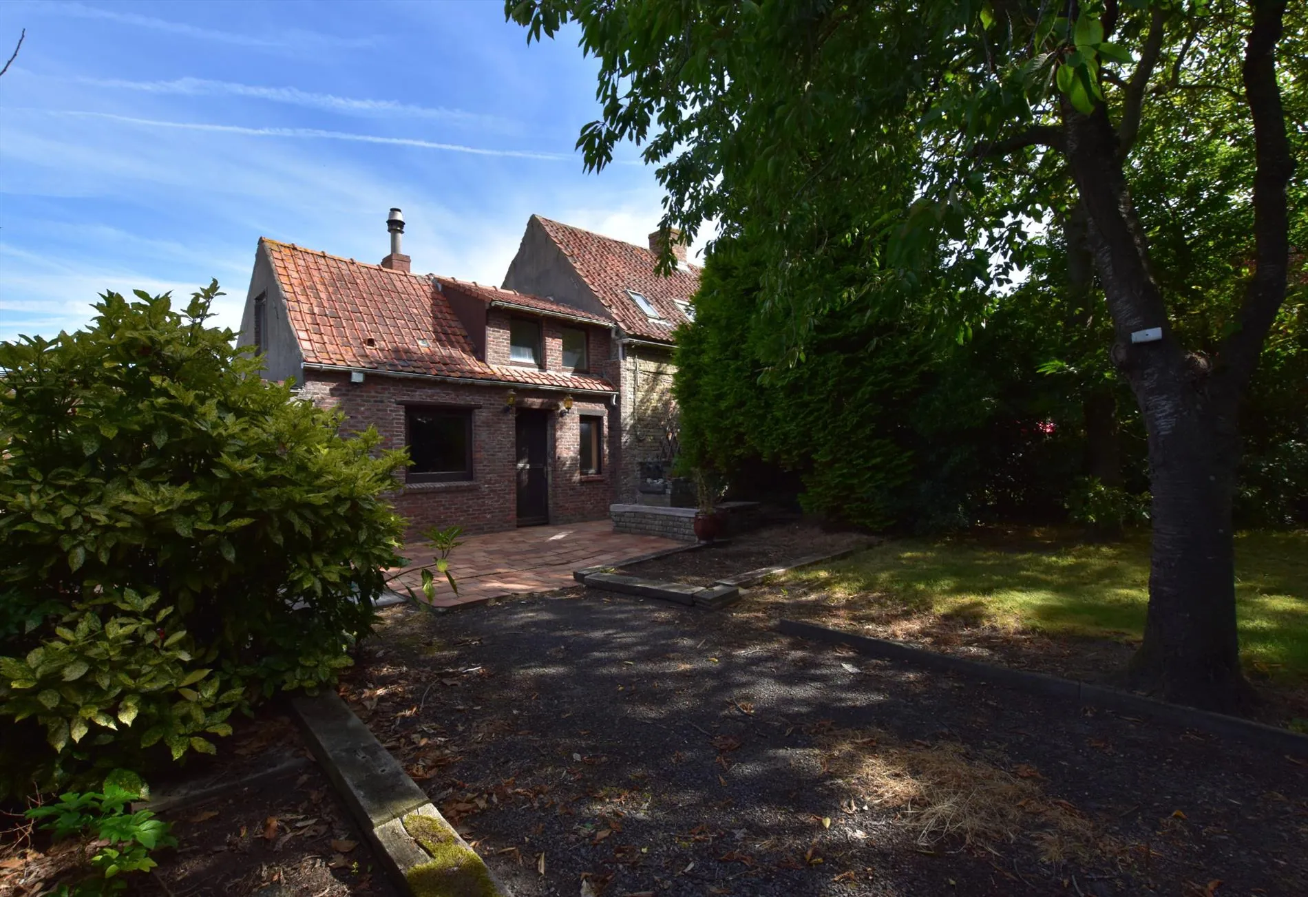 Totaal te renoveren of af te breken woning op 840m² te Wulpen op prachtige locatie bij vaarwater en velden!