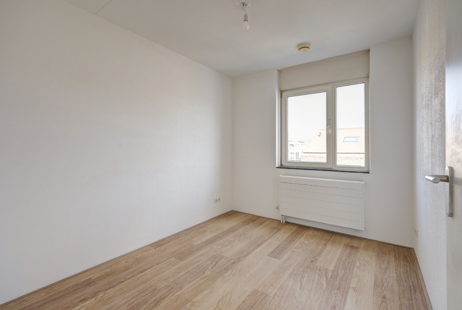 Energiezuinige (A-label) en instapklare 6-kamer tussenwoning met lichte woonkamer, moderne keuken, vijf slaapkamers, zonnige onderhoudsvriendelijke tuin met achterom en gelegen op eigen grond. 