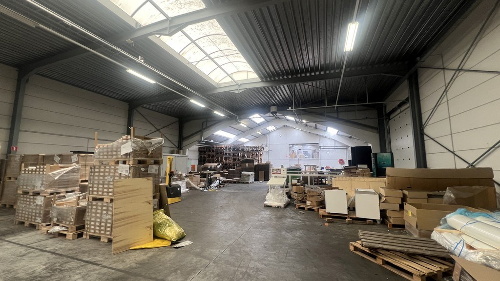 Bedrijfsgebouw met laadkades en kantoren te koop in Ronse