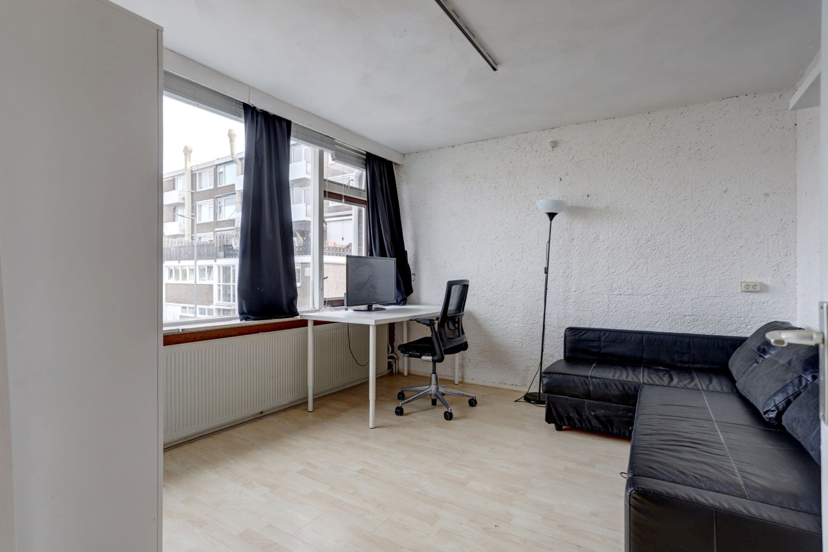 In het geliefde "Lage Land' is gelegen deze uitgebouwde 5-kamer tussenwoning met zonnige en diepe tuin en geheel gelegen op eigen grond. 