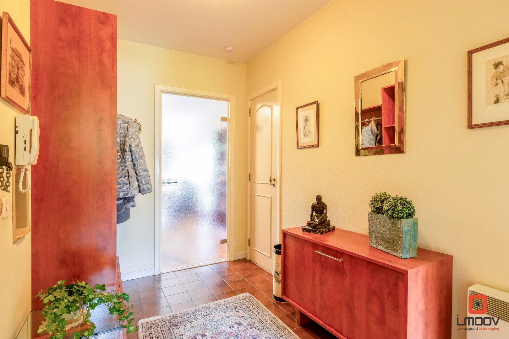 Instapklaar tweeslaapkamer appartement met garagebox in het groen 