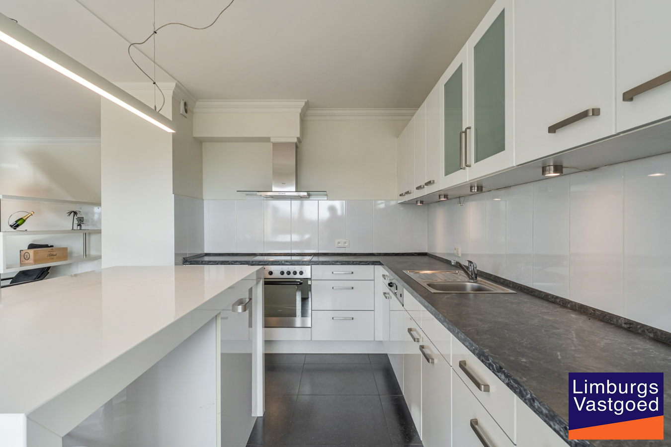 Exclusief penthouse met ruim terras, 2 slpk, extra brede autostaanplaats, centrum Houthalen 
