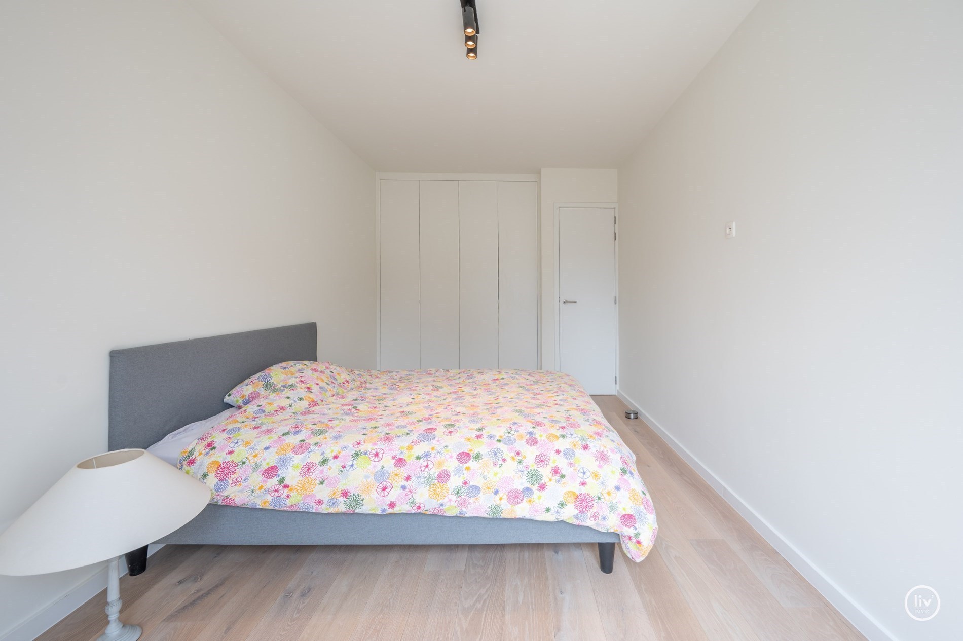 Prachtig, ruime en tevens récente triplex (199 m2) in een zijstraat van de lippenslaan vlakbij de zeedijk te Knokke. 