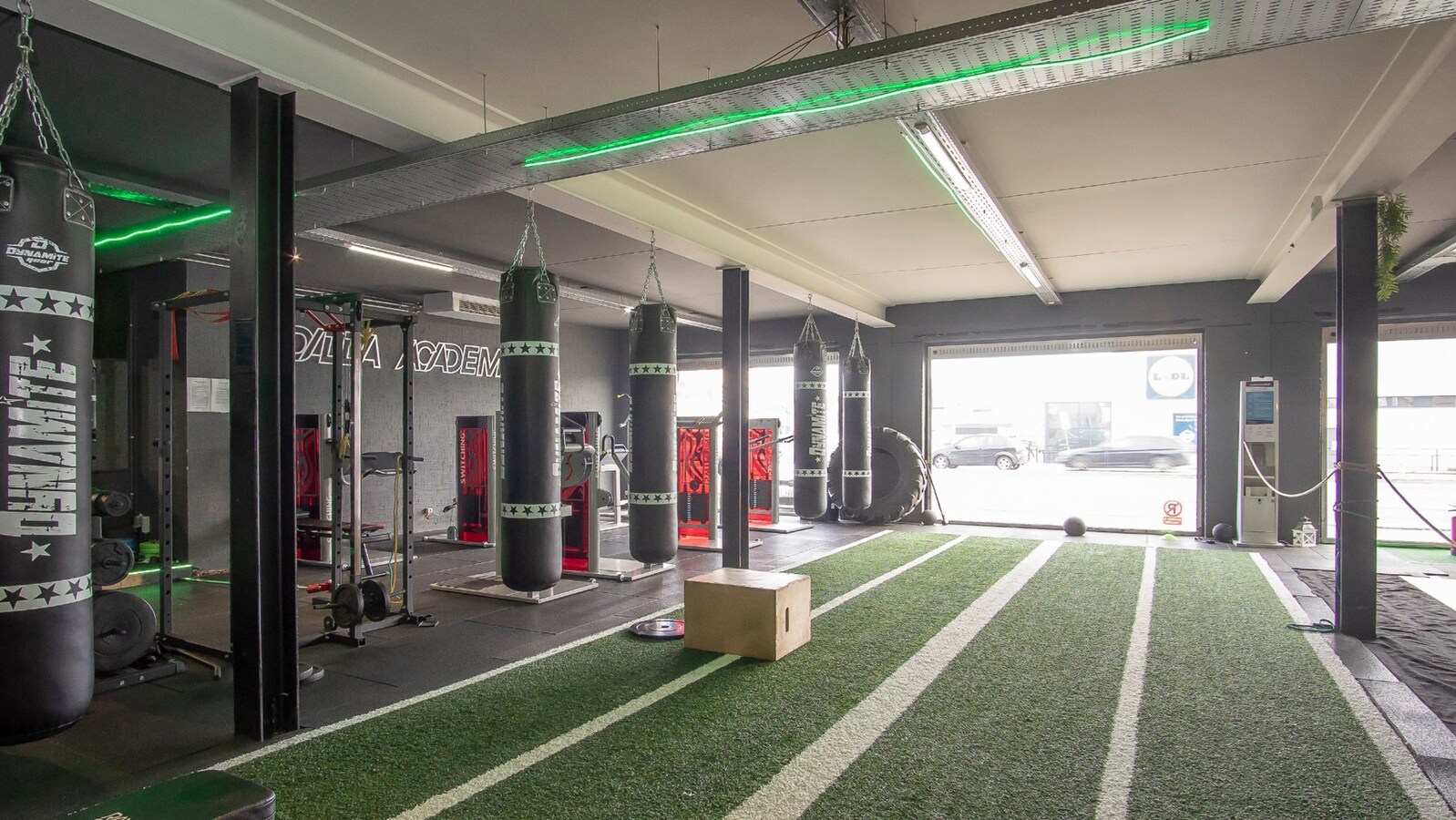 Handelsgelijkvloers met 2 winkels, kantoren, parking 