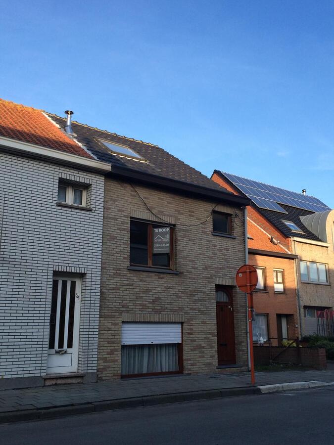 HALF OPEN BEBOUWING MET TUIN OP CENTRALE LIGGING TE ZANDVOORDE 