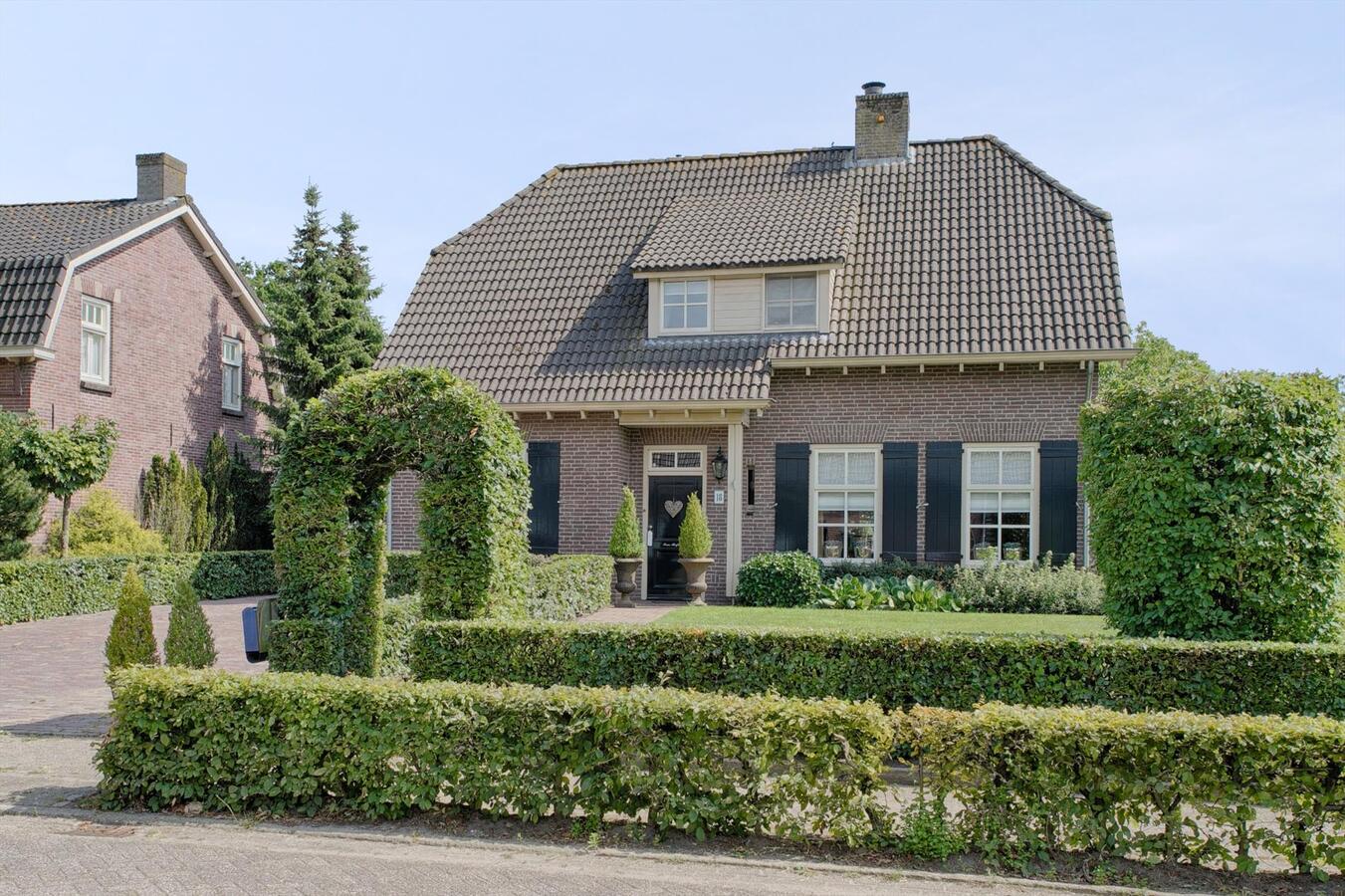 Vrijstaande woning met grote garage, 4 slaapkamers en ruime zolderverdieping. 