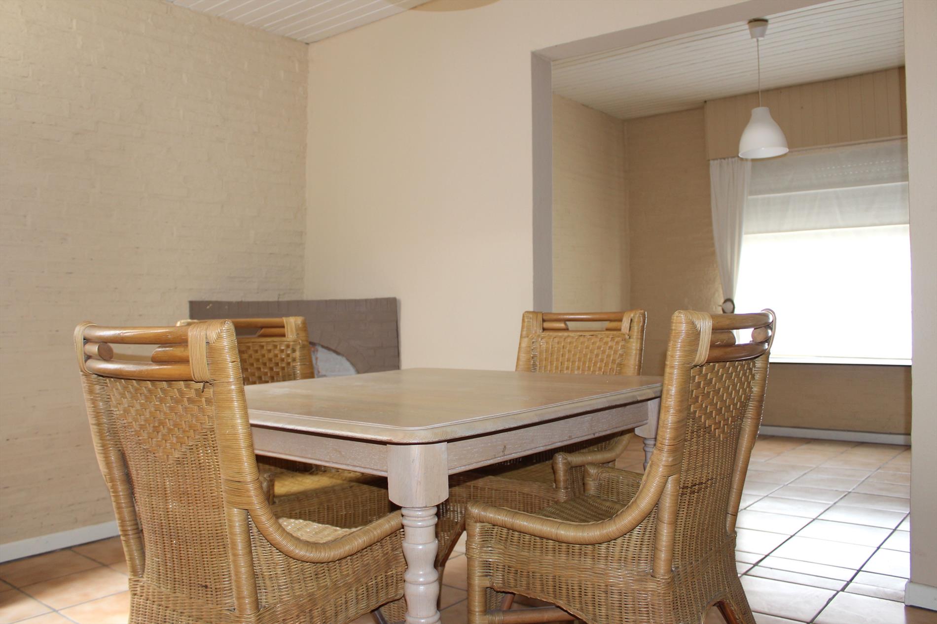 Te renoveren rijwoning met zonnige tuin 