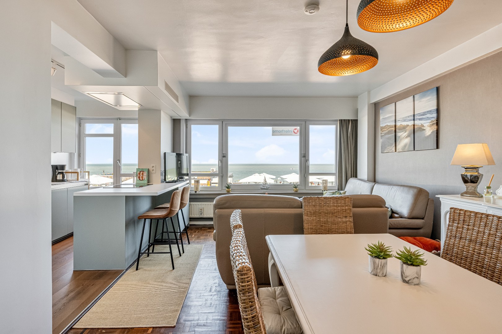 Ruim gerenoveerd 3 slaapkamer appartement met frontaal zeezicht op absolute toplocatie aan de Zeedijk in Blankenberge 