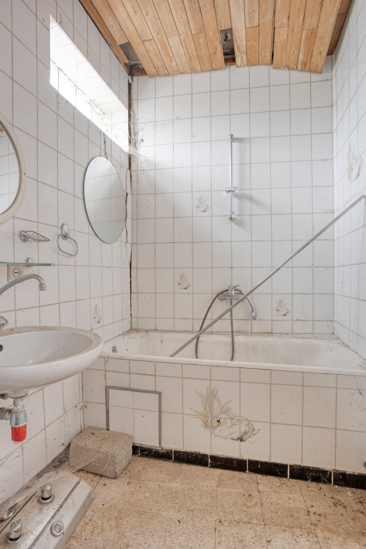 Te renoveren handelswoning met 4 slpk. en opslagruimte in het centrum van Geel-Sint-Dimpna 