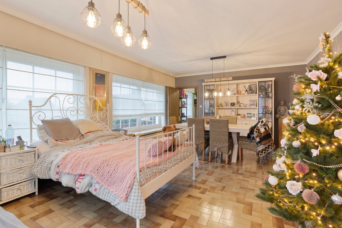 Woning met handelspand te koop in Oostrozebeke op een perceel van 768 m2. 