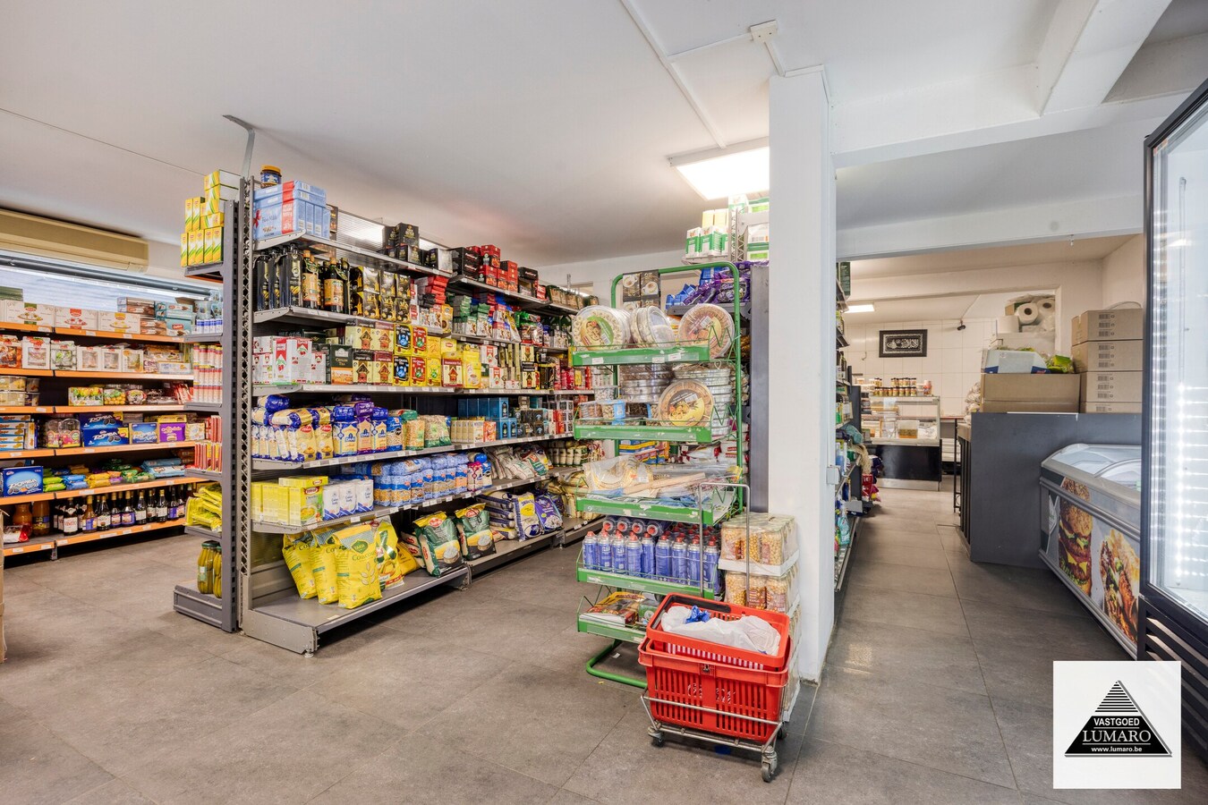 Handelsruimte 87 m² met opslag 64 m² en inpandige garage. 