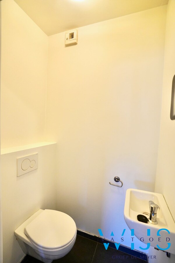 Instapklaar 2 slaapkamer appartement met garage ! 