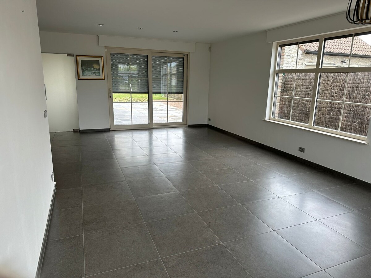 Alleenstaande woning met 3 slaapkamers, 3 garages en veel parkeermogelijkheid! 