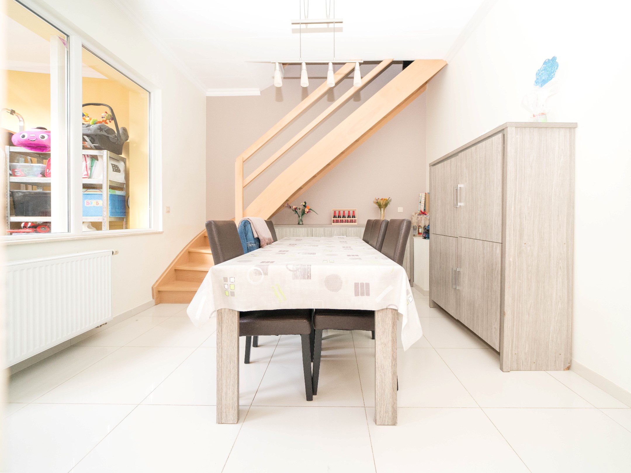 Zeer grote, instapklare woning met 6 kamers en 2 badkamers 