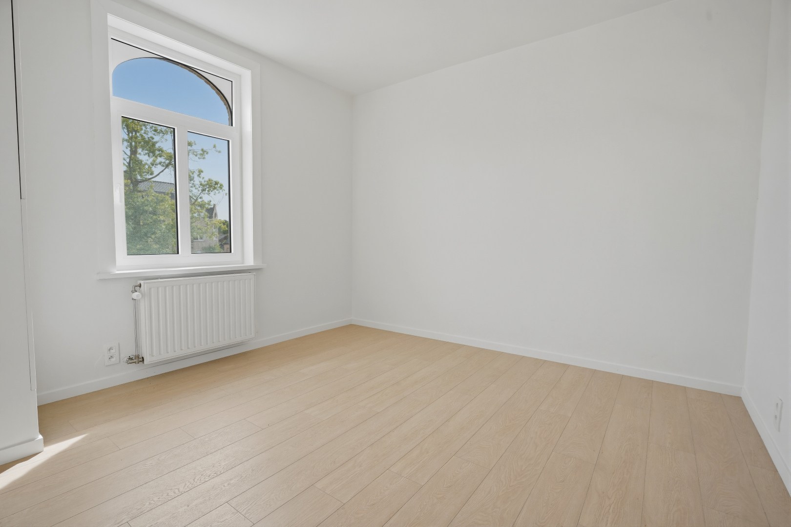 Recent gerenoveerde woning (2026), centraal gelegen aan het marktplein van Merkem! 