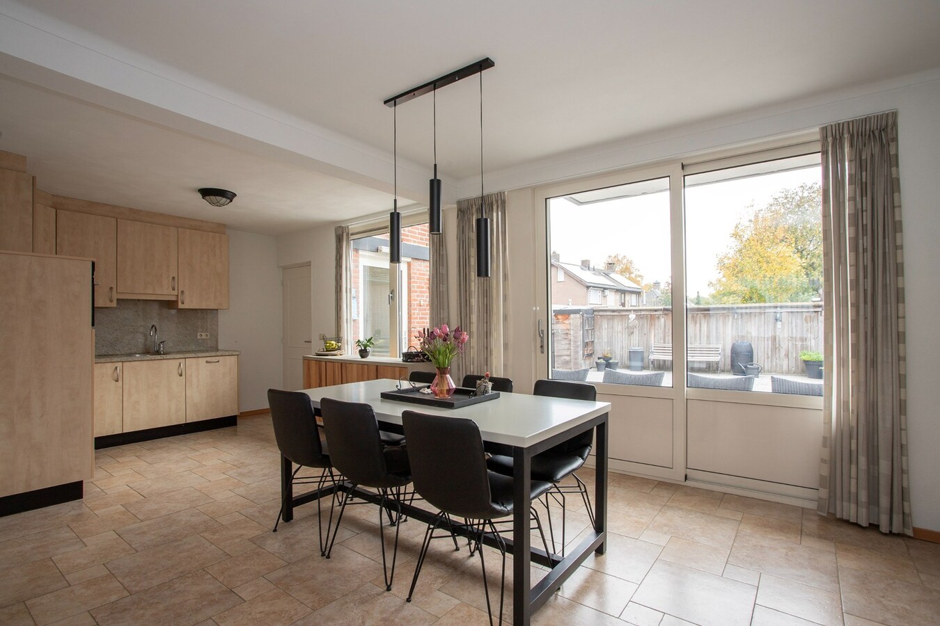 Vrijstaande, goed onderhouden woning met inpandige garage en multifunctionele ruimte, gelegen op een perceel van 312 m2. 