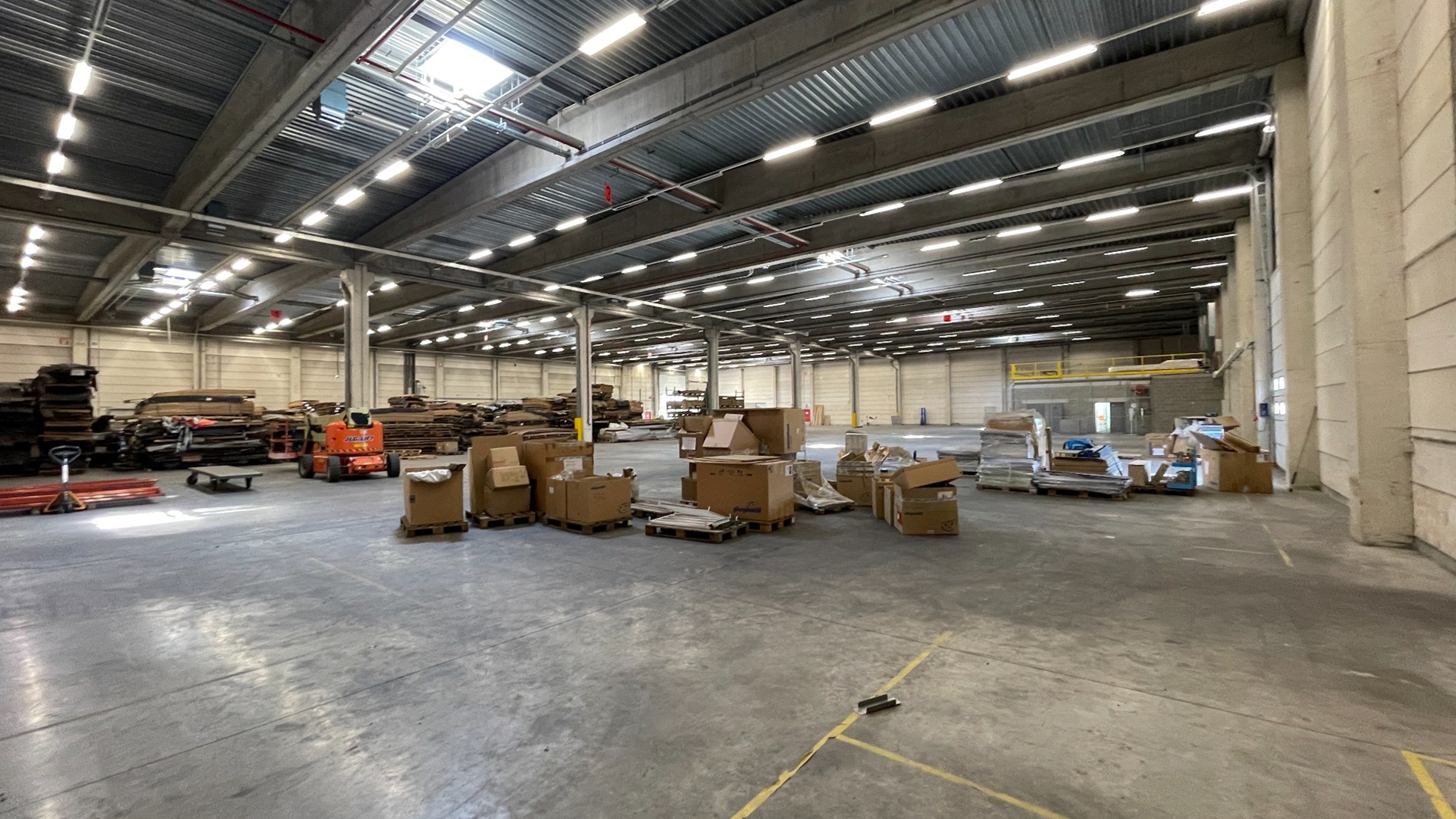 Loods met kantoor te huur nabij E19 in Mechelen