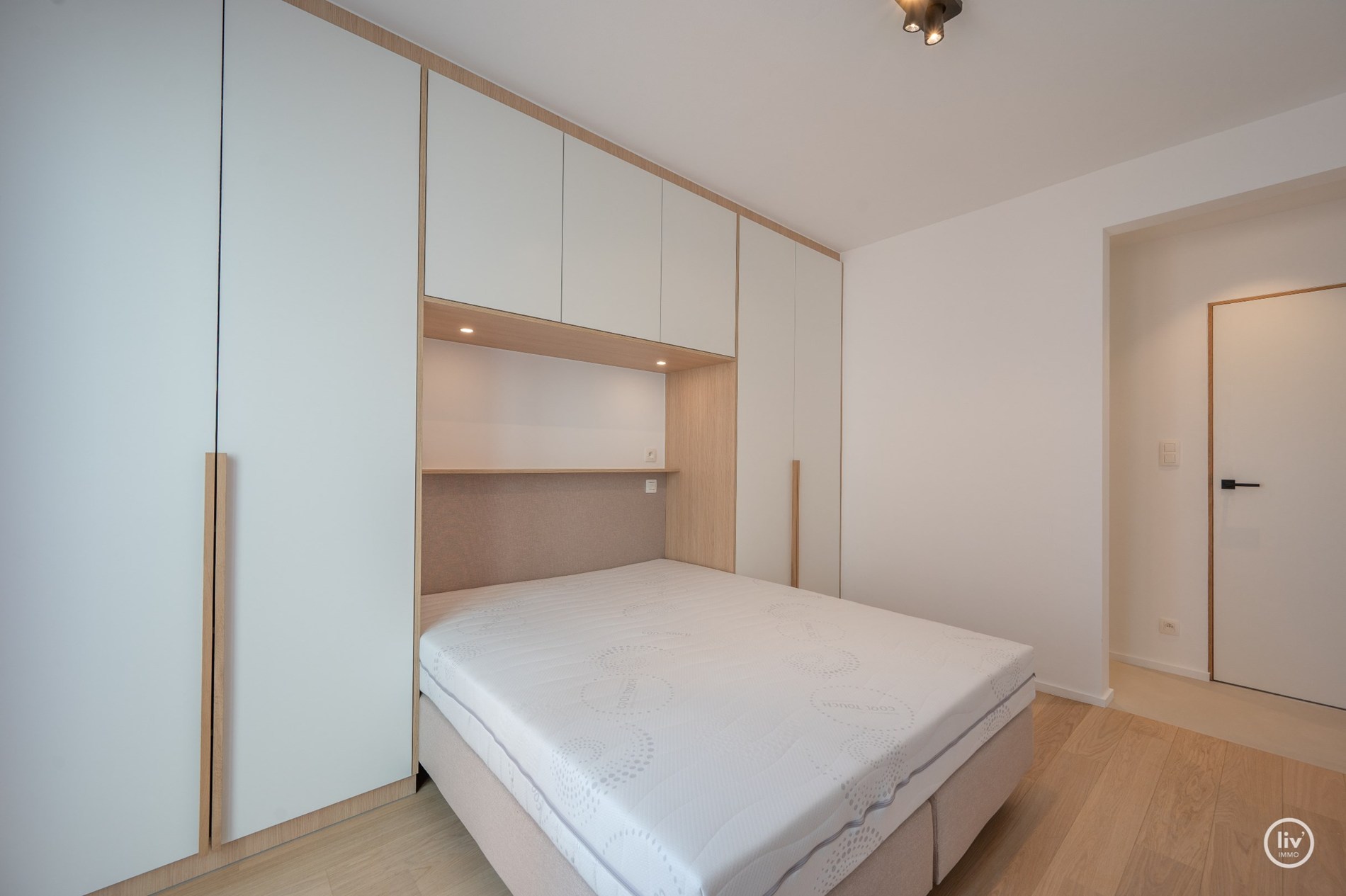 Lichtrijke penthouse met open zicht op toplocatie nabij Dumortierlaan. 
