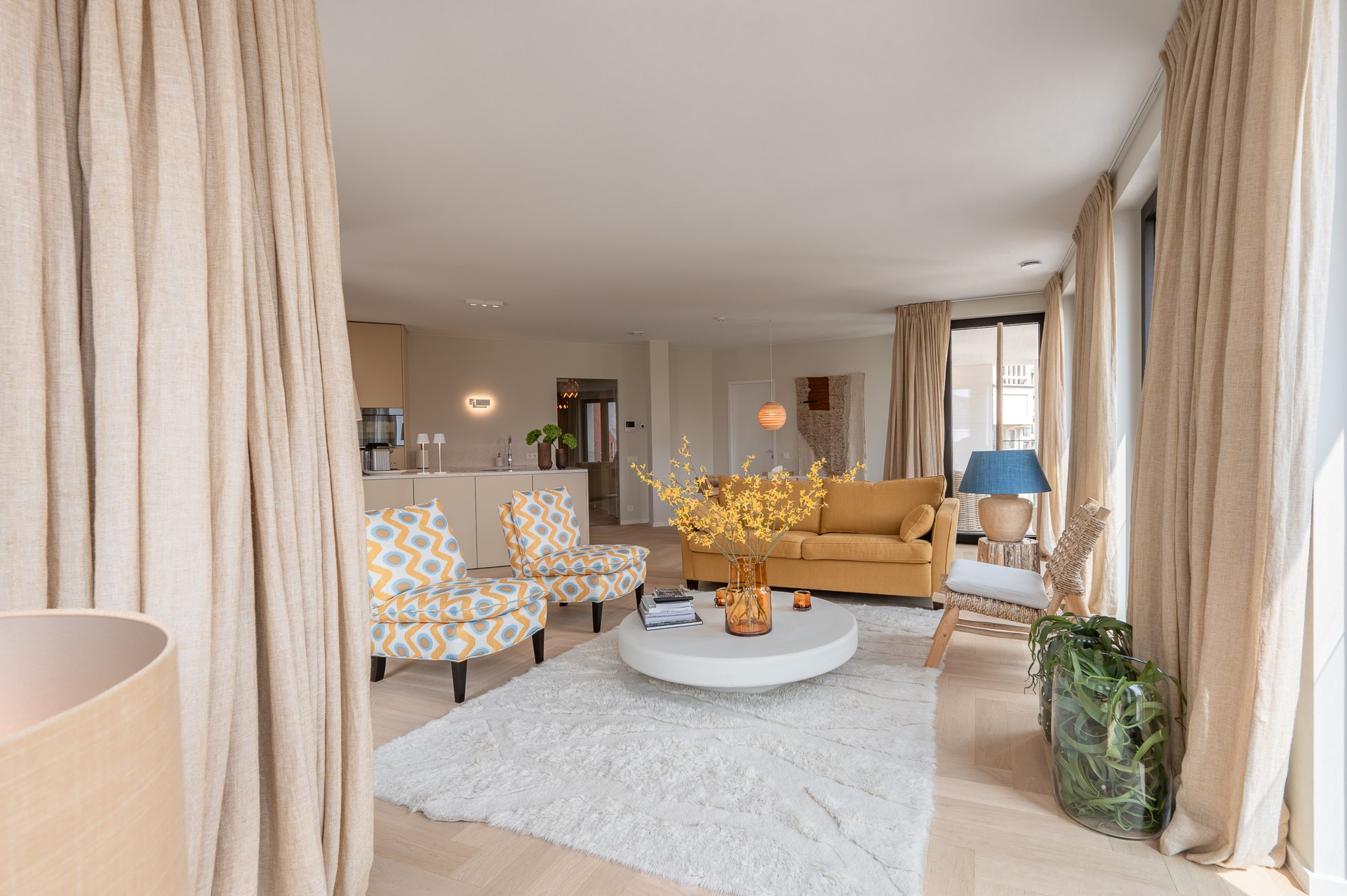 Op de tweede verdieping van de exclusieve residentie Triangle Vert, een gebouw geïnspireerd op de iconische Flat Iron in New York, vindt u dit uitzonderlijke hoekappartement. 