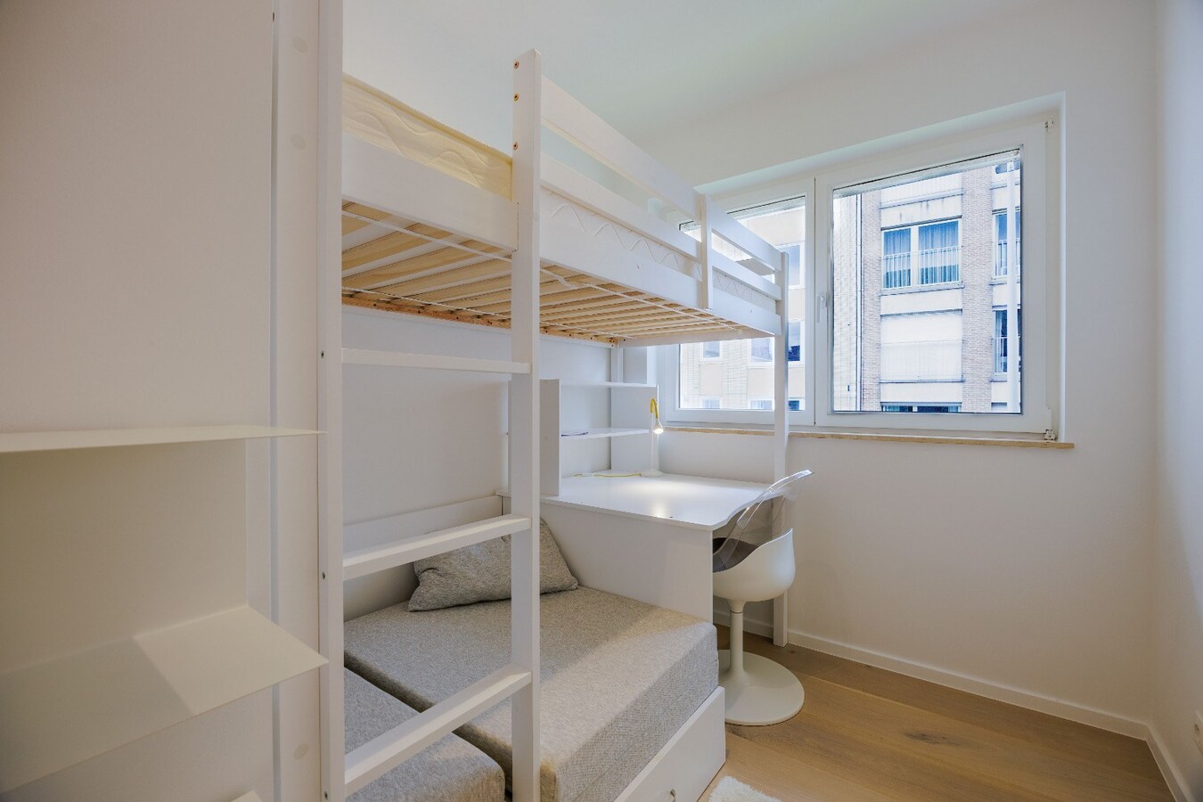 Stijlvol gerenoveerd hoekappartement met 3 slaapkamers op toplocatie te Duinbergen, vlakbij de Zeedijk. 