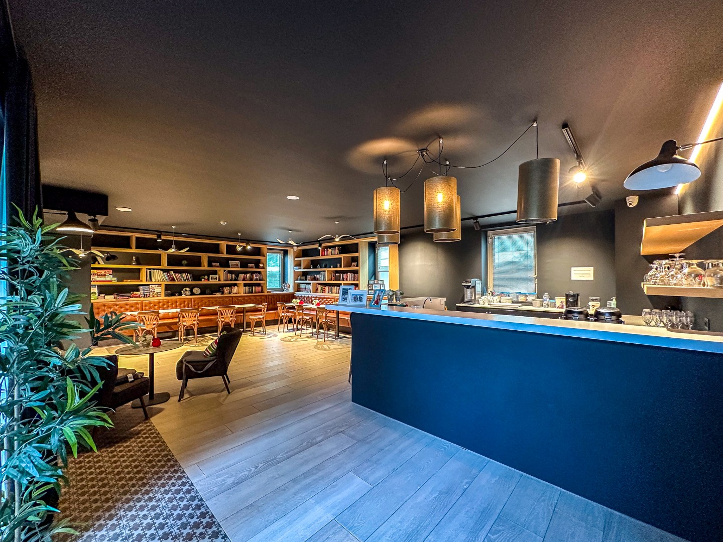 Uiterst goed onderhouden assistentieflat (55m² + 11m² terras) met 1 slaapkamer te Nieuwpoort. 