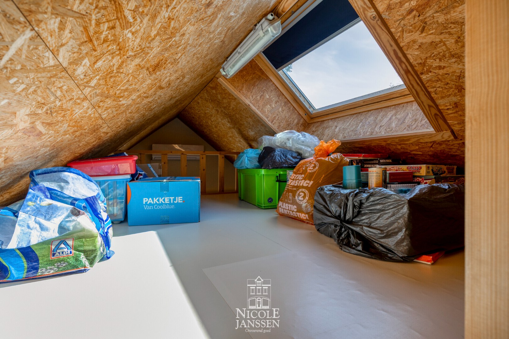 Vliering/zolderkamertje boven deze ruimte 