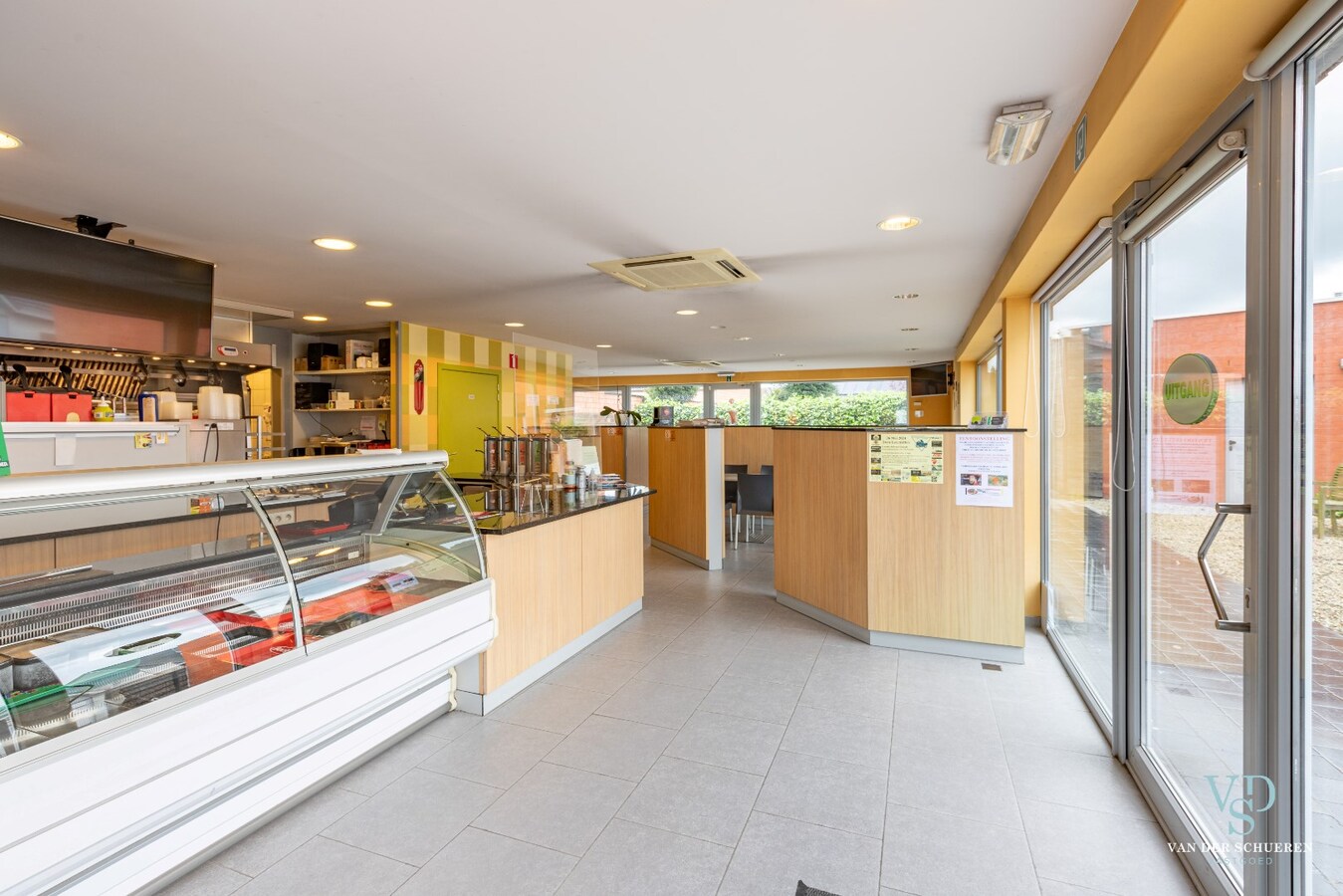 Handelspand mét woongelegenheid op commerciële locatie 