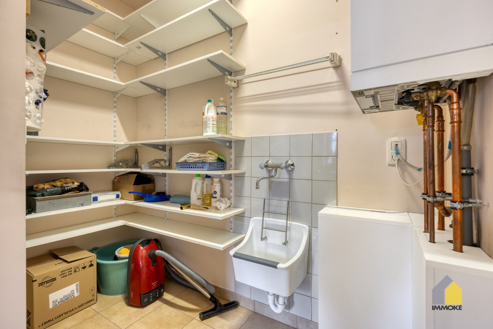 Gelijkvloers appartement met 2 slpks, stadstuin en autostaanplaats. 