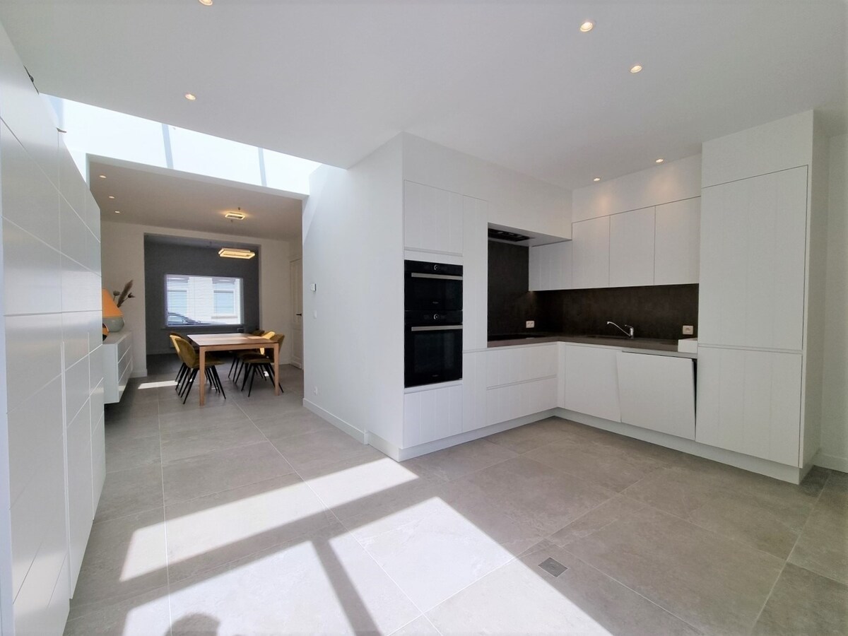 Volledig gerenoveerde woning met garage vlakbij het strand - Heist 