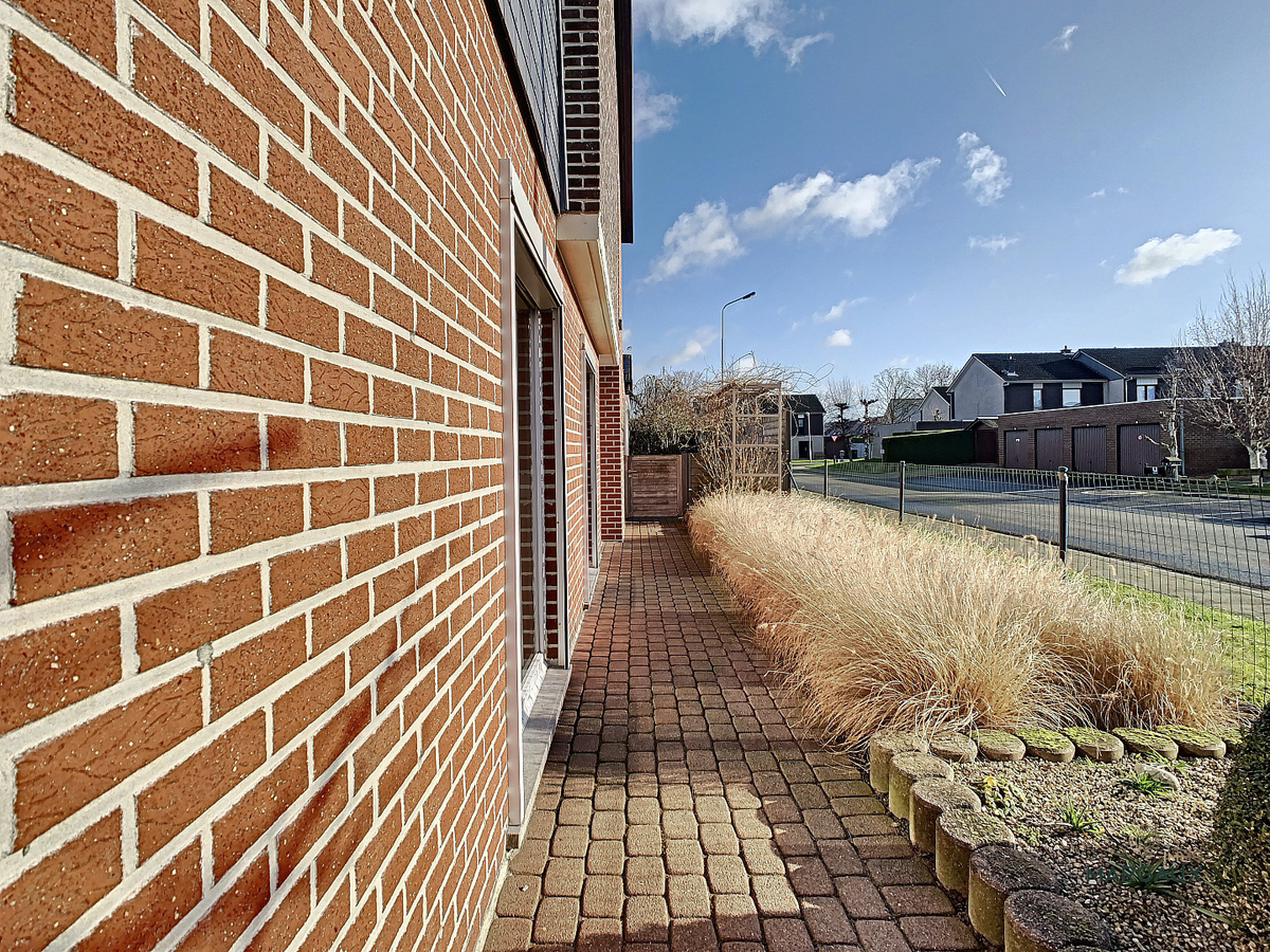 Instapklare halfopen bebouwing in rustige straat 