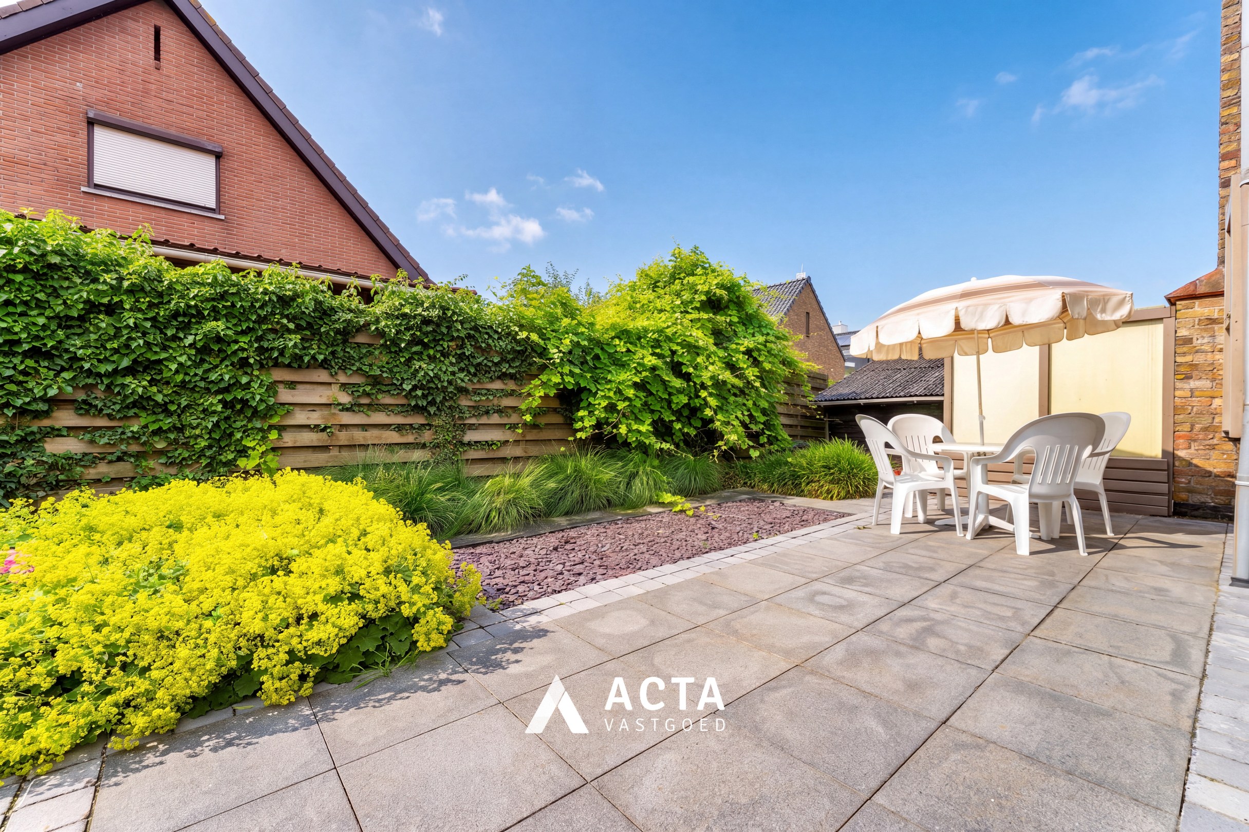Ruime villa met zonnige tuin en garage 