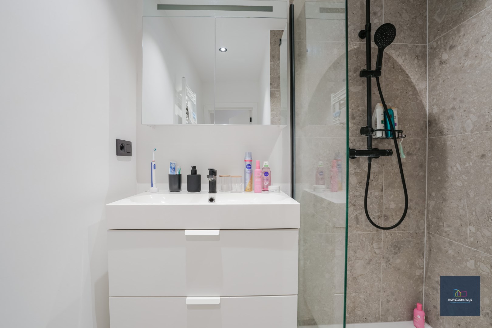 Instapklaar 2 slp. appartement met terras en grote gemeenschappelijke tuin. 