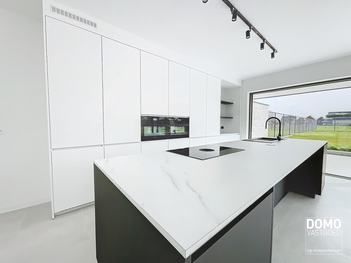 MODERNE NIEUWBOUWWONING MET TUIN,OVERDEKT TERRAS EN INPANDIGE GARAGE TE HASSELT 